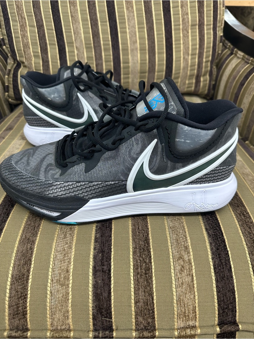 Nike Kyrie 8 Orca Whale basketball shoes size 13 men’s brand new
